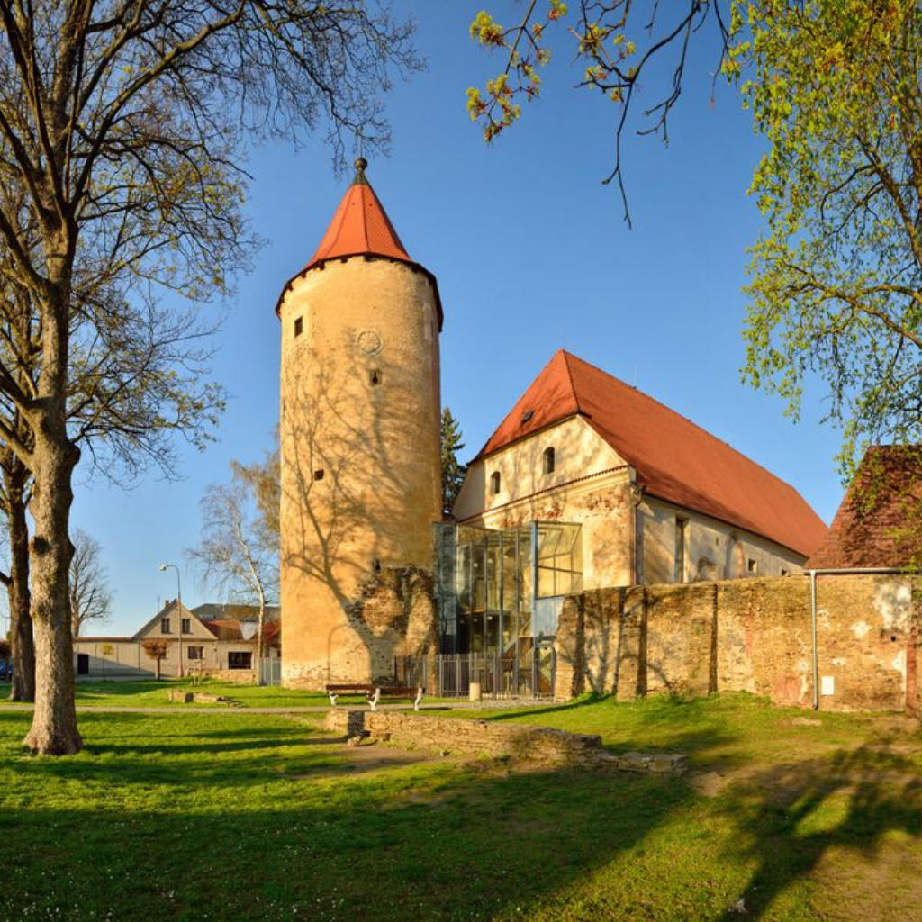 Pohled zvenku na gotický hrad Hláska v Soběslavi,