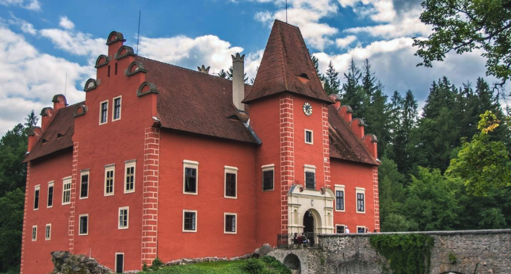Historický kamenný most přes vodní příkop vedoucí k vchodu Zámku Červená Lhota.