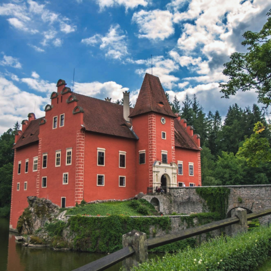 Historický kamenný most přes vodní příkop vedoucí k vchodu Zámku Červená Lhota.