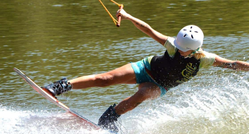 Surfař provádějící wakeboarding na vodní hladině Wakeparku Karvánky.